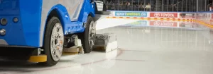 Macchina per la manutenzione del ghiaccio su pista di pattinaggio con pubblicità Toyota.